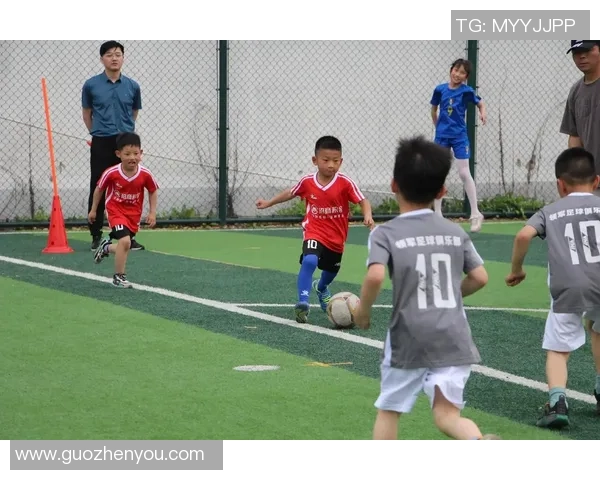 足球明星子女展现天赋打球精彩瞬间引发热议与关注 足球明星子女展现天赋打球精彩瞬间引发热议与关注