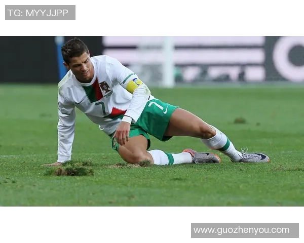 足球明星穿着棒球服的时尚造型展示与球场魅力结合的精彩瞬间 足球明星穿着棒球服的时尚造型展示与球场魅力结合的精彩瞬间