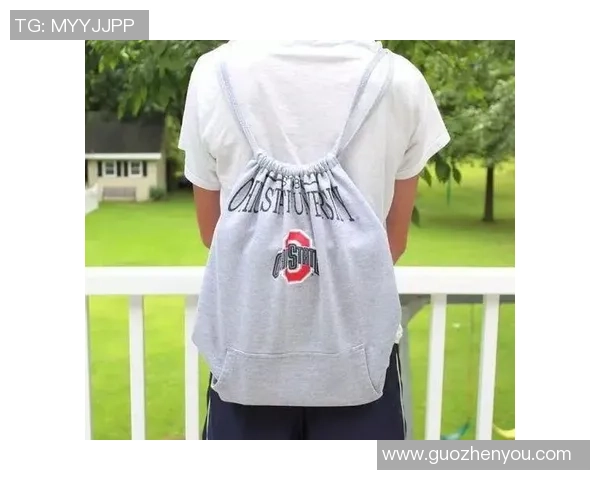 足球明星进场时背包造型大揭秘时尚与运动的完美结合 足球明星进场时背包造型大揭秘时尚与运动的完美结合